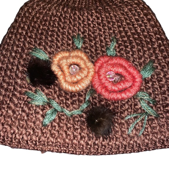 Knitted beanie with flowers - Picture 5 of 5